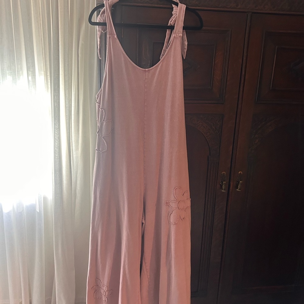 Boutique Easel Mauve Floral Tie-Shoulder Jumpsuit overalls pink purple rose M L - Picture 3 of 5